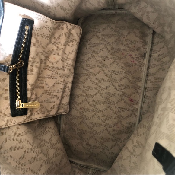 SOLD .MICHAEL KORS Tote 👜 - Picture 4 of 6